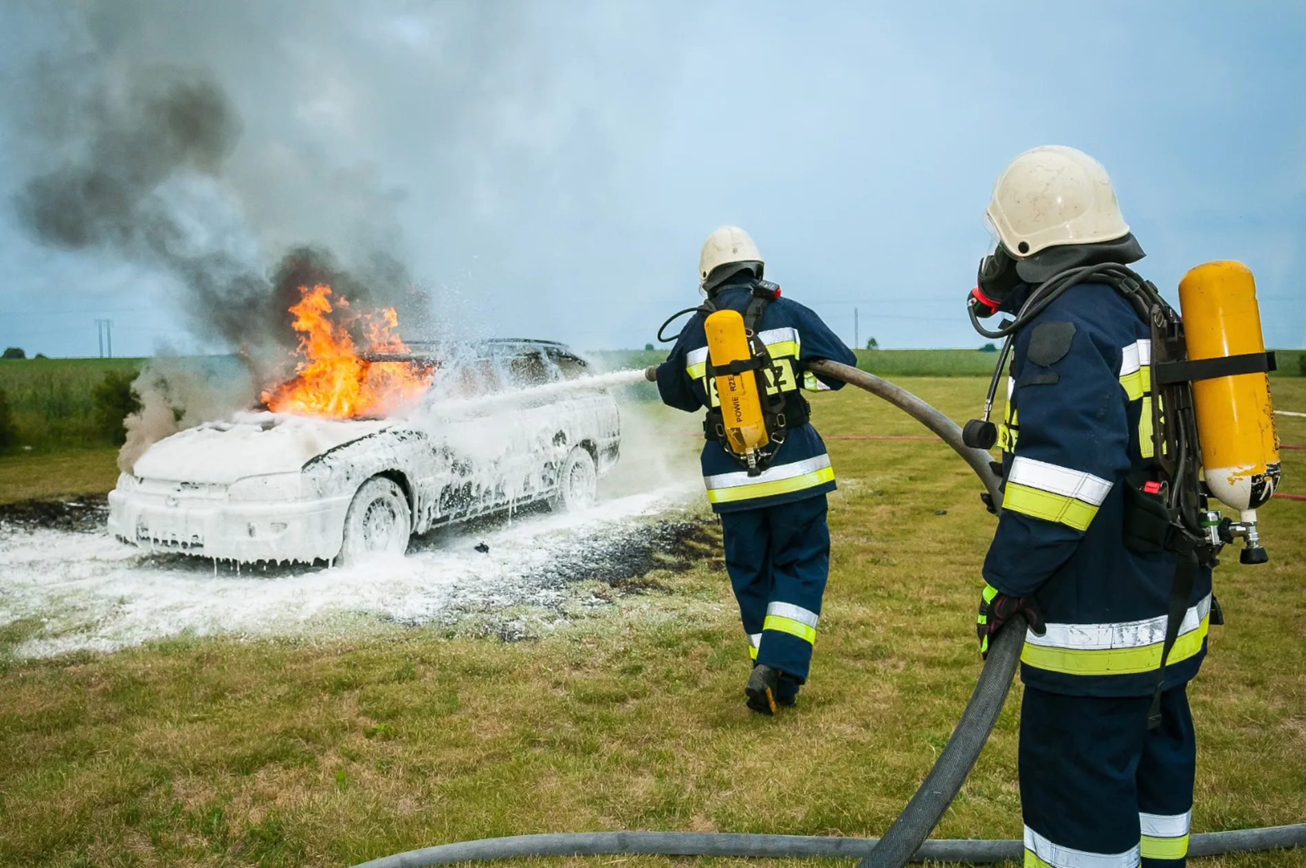automobile-burning-car-extinguisher-47863